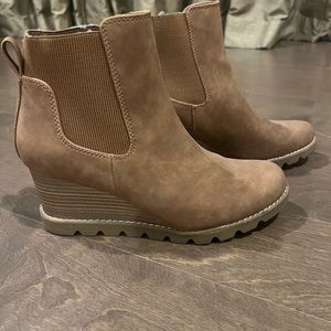 Super cute Wedge boots. 🫶🏼